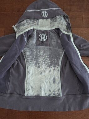 Lululemon Scuba Hoodie Travel Pillow Special Edition Size 4
